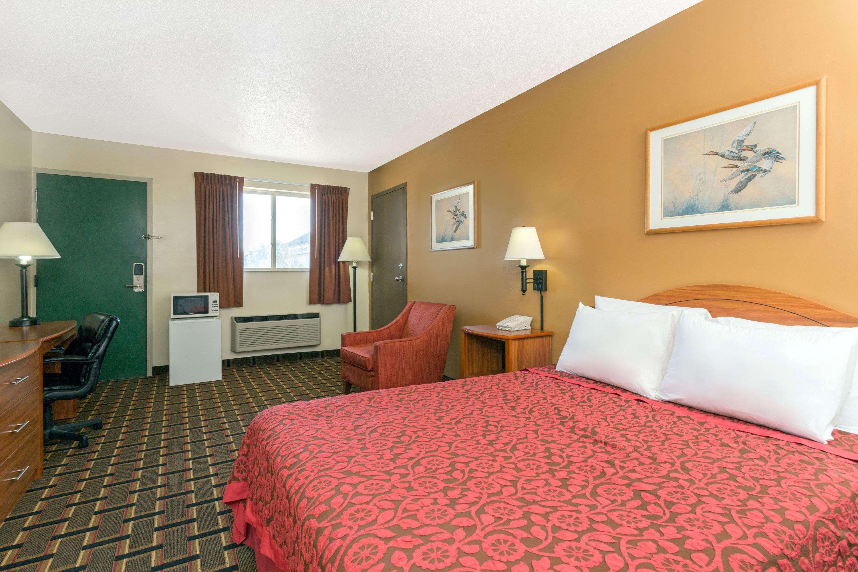 Days Inn By Wyndham Paxton Exterior photo