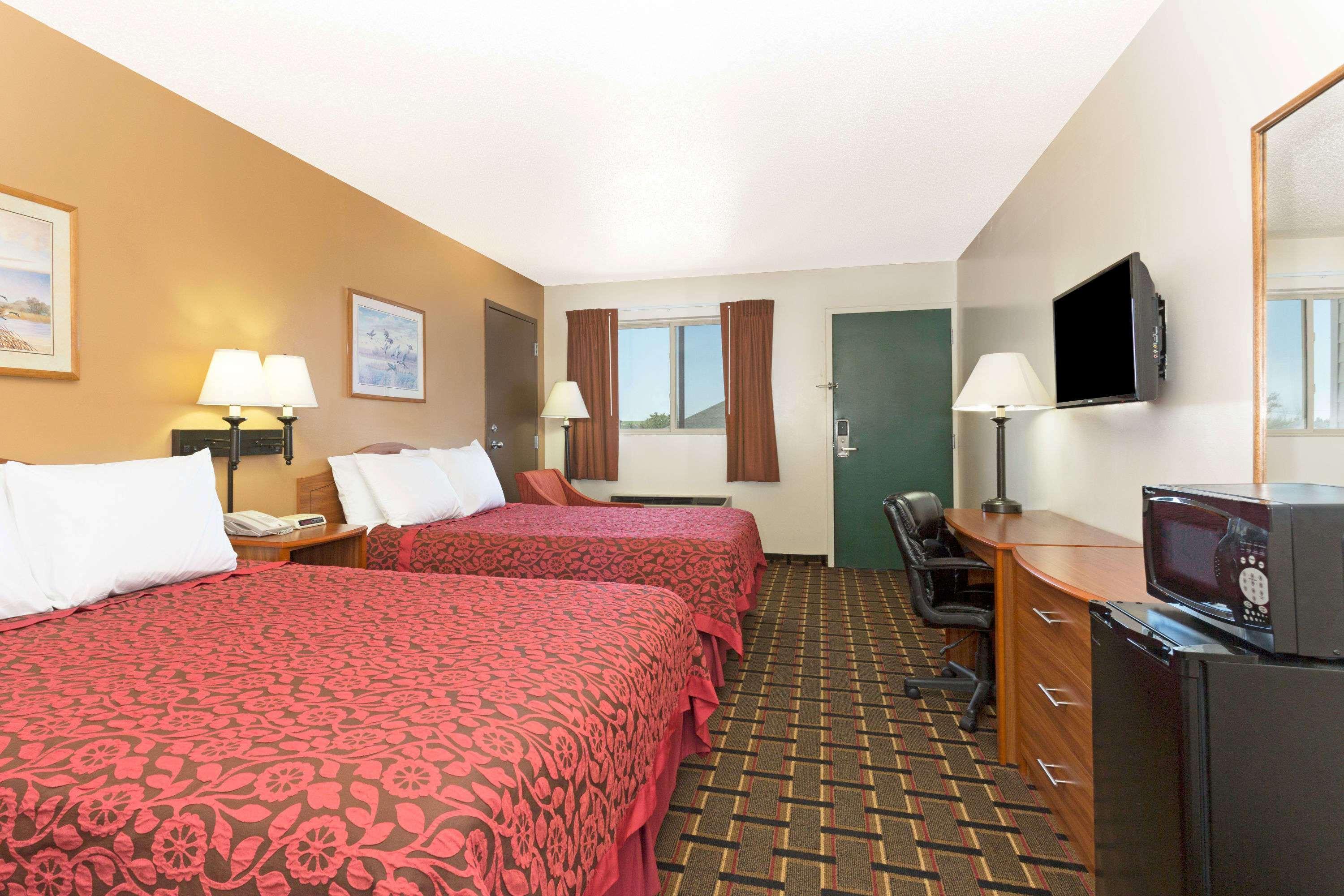 Days Inn By Wyndham Paxton Exterior photo