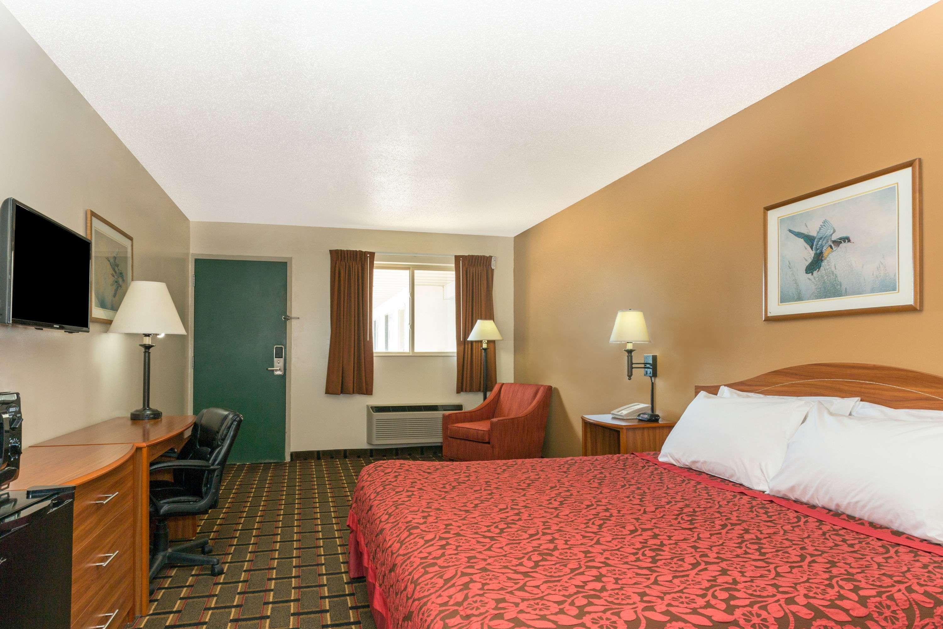 Days Inn By Wyndham Paxton Exterior photo